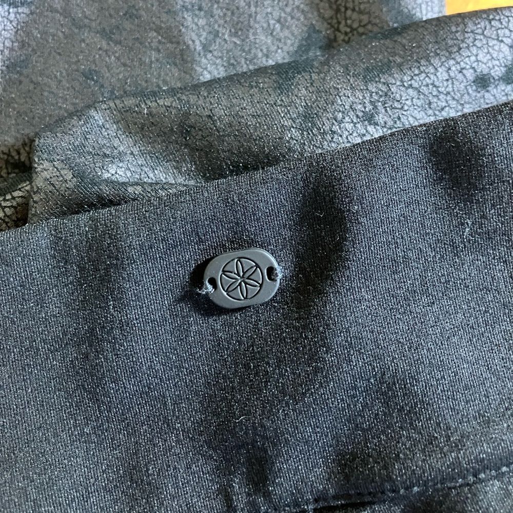 Gaiam black pants, front detail, size large, excellent condition - Picture 3 of 4